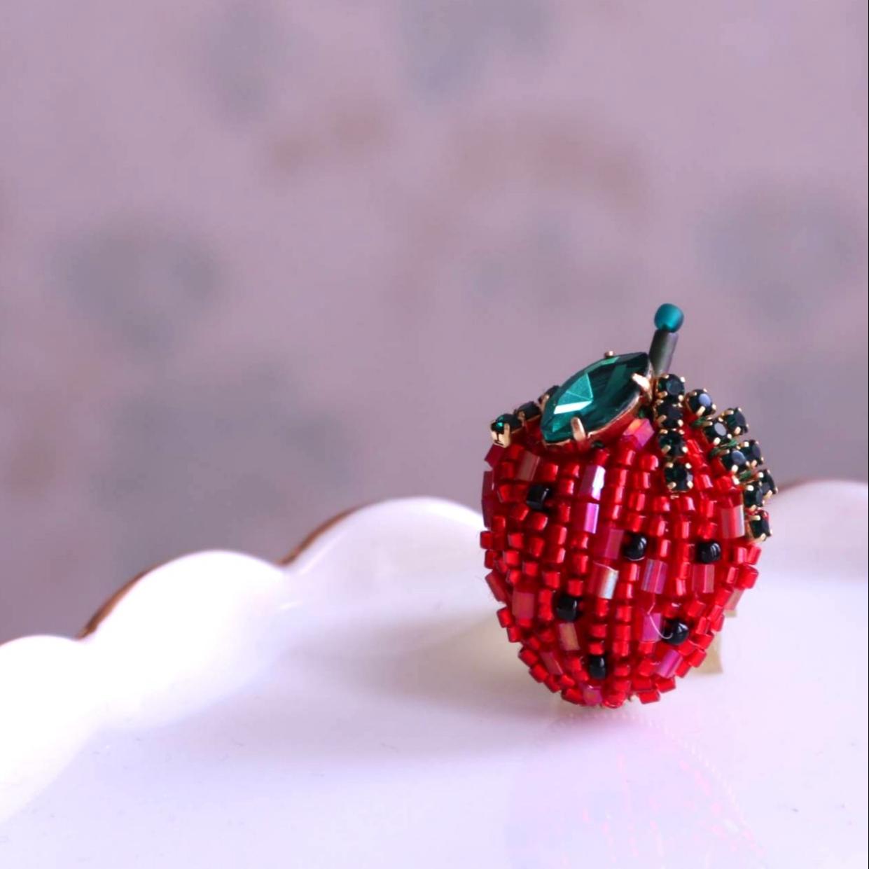 strawberry☆いちご好きさんに贈りたいビーズ刺繍ブローチ