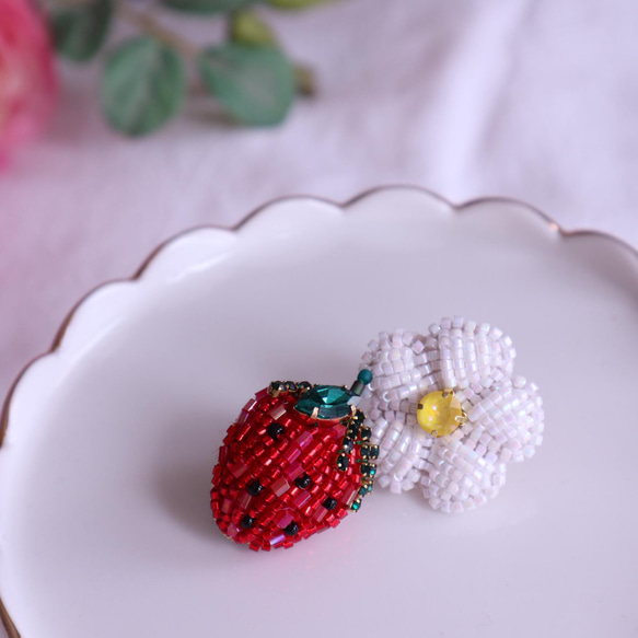 strawberry☆いちご好きさんに贈りたいビーズ刺繍ブローチ　 2枚目の画像