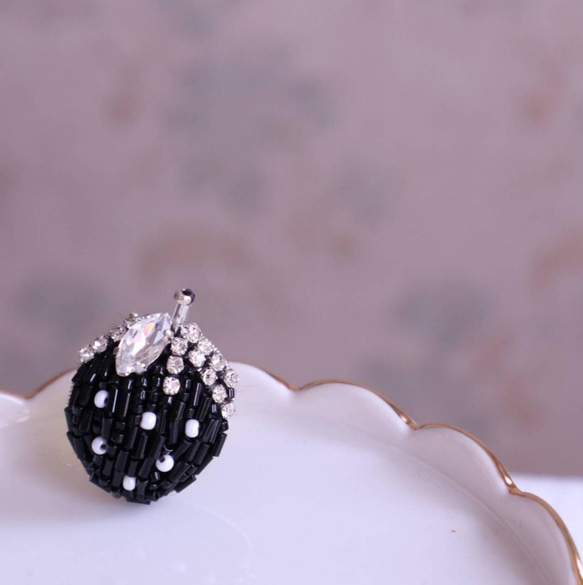 strawberry☆いちご好きさんに贈りたいビーズ刺繍ブローチ