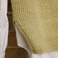 人気のDelilah　Yomogi草木染 脱ぎ着がとっても楽な総ゴム編みのMサイズベスト　メリノウールと竹繊維 5枚目の画像