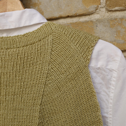 人気のDelilah　Yomogi草木染 脱ぎ着がとっても楽な総ゴム編みのMサイズベスト　メリノウールと竹繊維 4枚目の画像