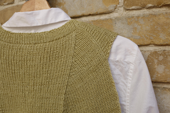 人気のDelilah　Yomogi草木染 脱ぎ着がとっても楽な総ゴム編みのMサイズベスト　メリノウールと竹繊維 4枚目の画像