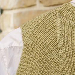 人気のDelilah　Yomogi草木染 脱ぎ着がとっても楽な総ゴム編みのMサイズベスト　メリノウールと竹繊維 3枚目の画像