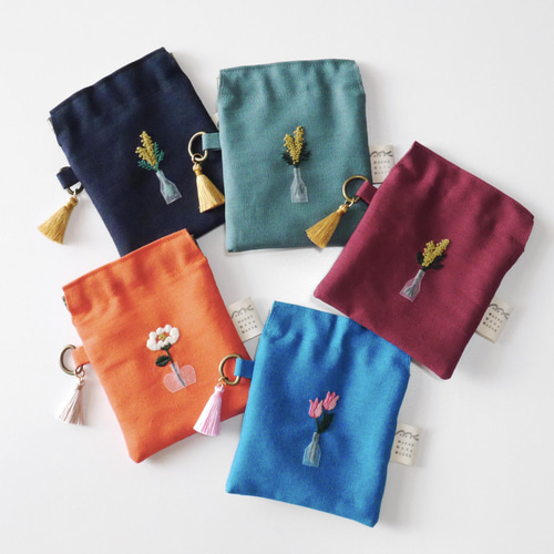 刺繍のしかくいポーチ：ホワイトフラワー ポーチ MAKKE -メッケ