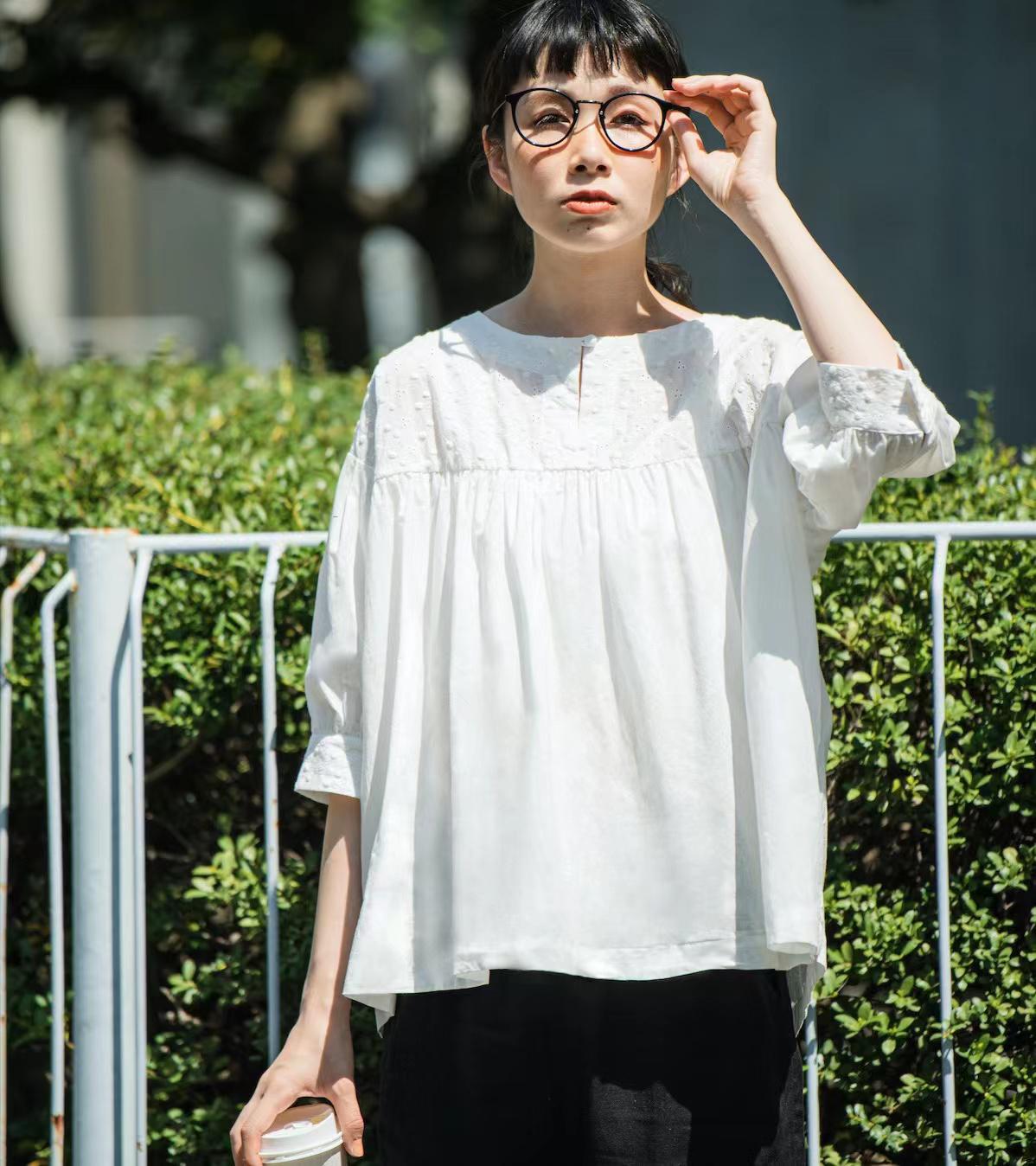 襟元で魅せるブラウス　7分袖コットンブラウス　刺繍生地　切り替えブラウス220304-1