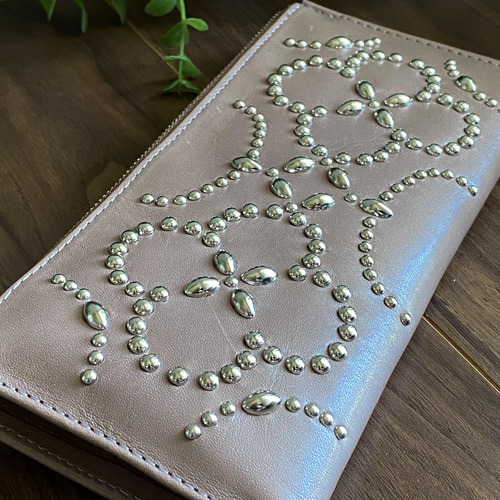 限定数新色長財布】フラワースタッズ ロングウォレットト(革色サンド