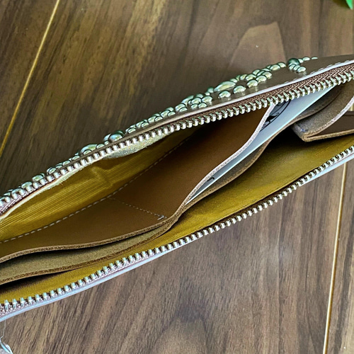 限定数新色長財布】フラワースタッズ ロングウォレットト(革色サンド