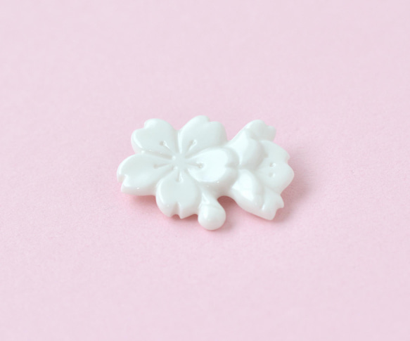 【春の福袋 送料無料】白磁の桜ブローチ・ピアス（ノンホールピアス対応）2点セット 2枚目の画像