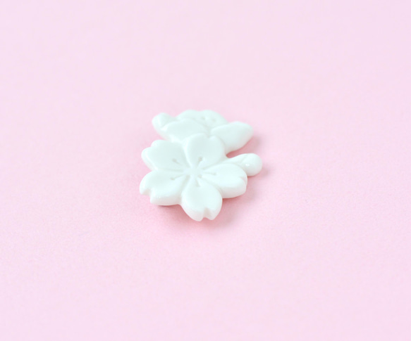 【春の福袋 送料無料】白磁の桜ブローチ・ピアス（ノンホールピアス対応）2点セット 3枚目の画像