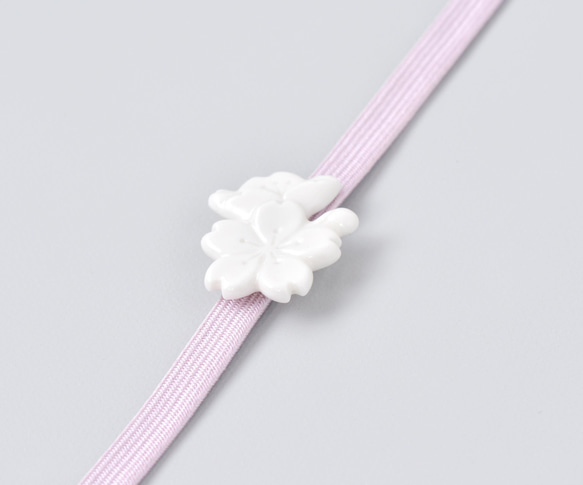 【春の福袋 送料無料】白磁の桜の帯留・ピアス（ノンホールピアス対応）2点セット 4枚目の画像