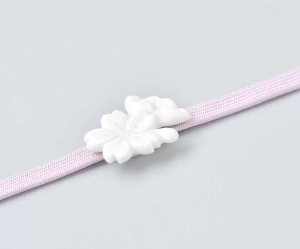 【春の福袋 送料無料】白磁の桜の帯留・ピアス（ノンホールピアス対応）2点セット 3枚目の画像