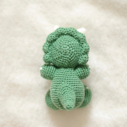 恐竜のあみぐるみ✳︎トリケラトプス あみぐるみ AmuAmuFactory