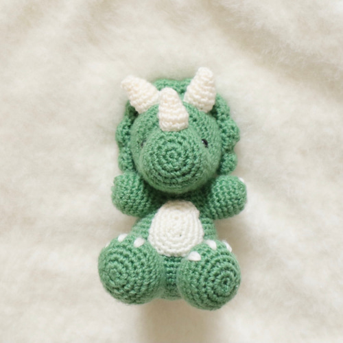 恐竜のあみぐるみ✳︎トリケラトプス あみぐるみ AmuAmuFactory