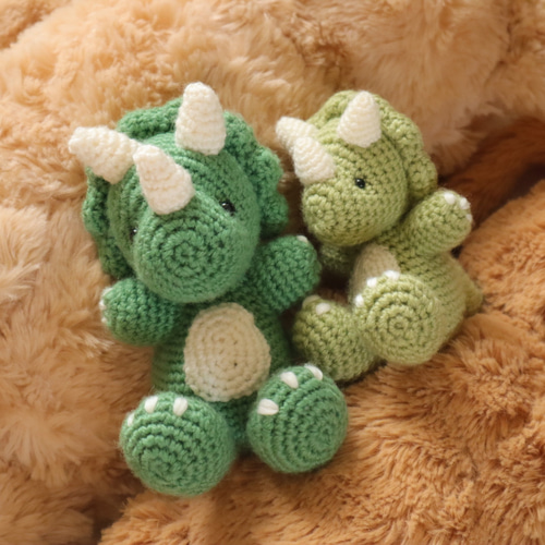 恐竜のあみぐるみ✳︎トリケラトプス あみぐるみ AmuAmuFactory 通販