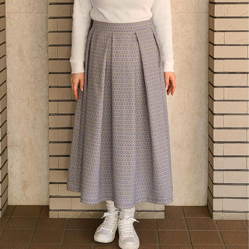 綿麻ミモザ《ブルー》の裏地付きタックスカート、前タック後ろ