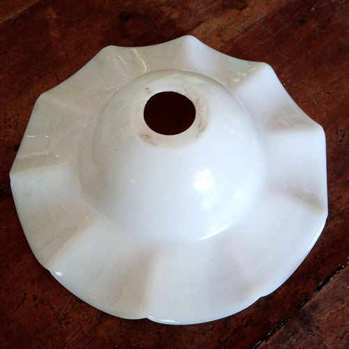英国製アンティーク・ミルクガラスのフリルランプシェード・乳白色硝子