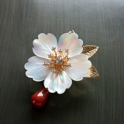 2WAY ブローチ＆帯留め 白蝶貝による花　 天然石赤メノウ 5枚目の画像
