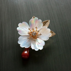 2WAY ブローチ＆帯留め 白蝶貝による花　 天然石赤メノウ 1枚目の画像