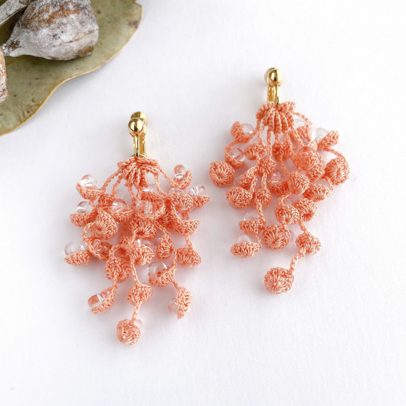 春の雨だれ（サーモンピンク） ドロップビーズの連なる軽やかピアス
