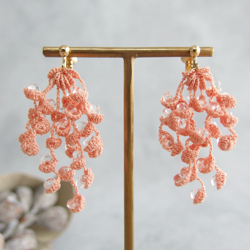 春の雨だれ（サーモンピンク） ドロップビーズの連なる軽やかピアス
