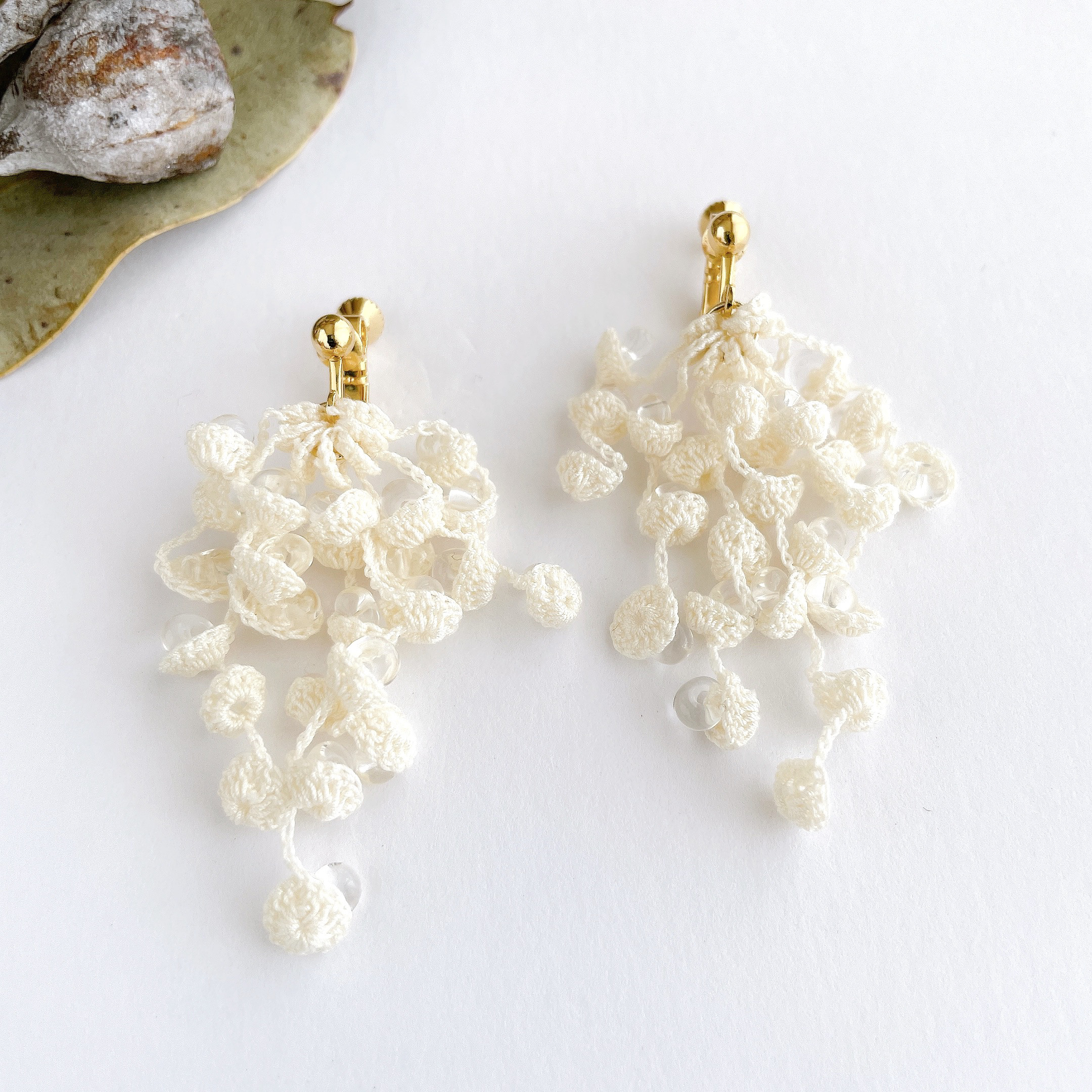 春の雨だれ（オフホワイト） ドロップビーズの連なる軽やかピアス