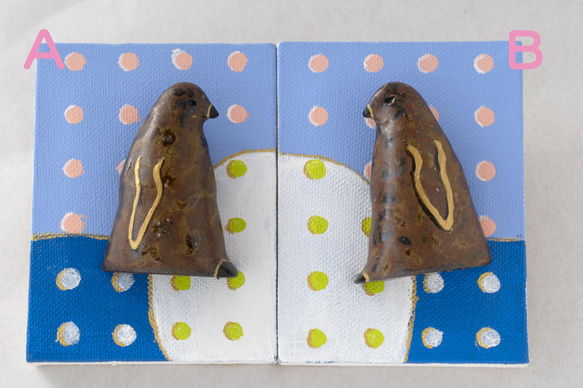 まとって飾れる　双子のキングペンギンのヒナ ブローチ 1枚目の画像