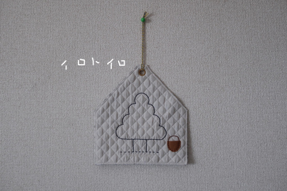 手刺繍のタペストリー（ブローチの木） 1枚目の画像