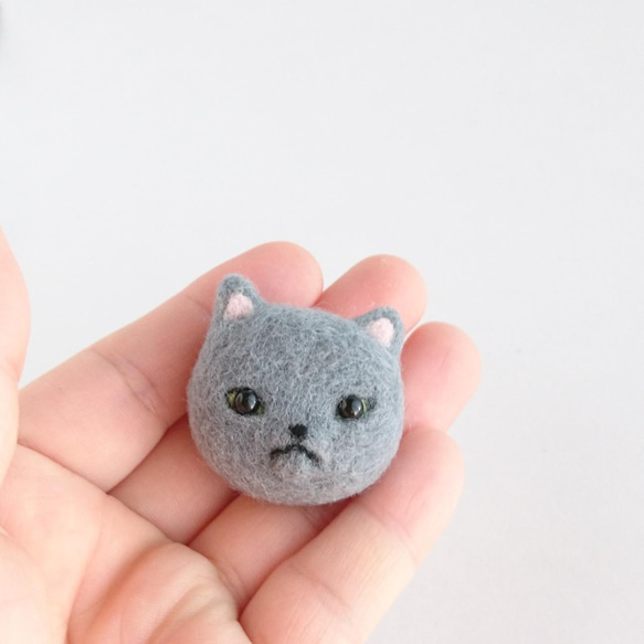 猫のフェイスブローチ グレー 羊毛フェルト ブローチ アカツキコ