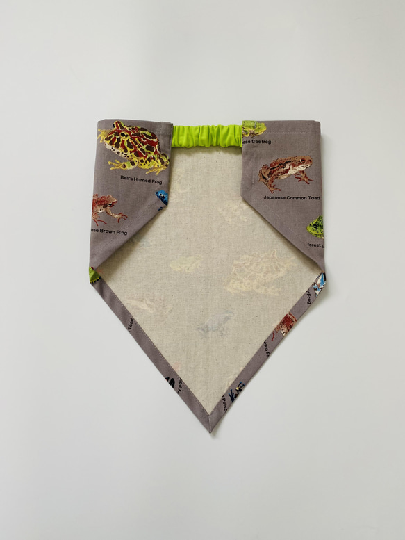 カラフルなカエル柄☆100〜110サイズこどもエプロン、三角巾、巾着3点セット 7枚目の画像