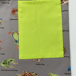 カラフルなカエル柄☆100〜110サイズこどもエプロン、三角巾、巾着3点セット 4枚目の画像