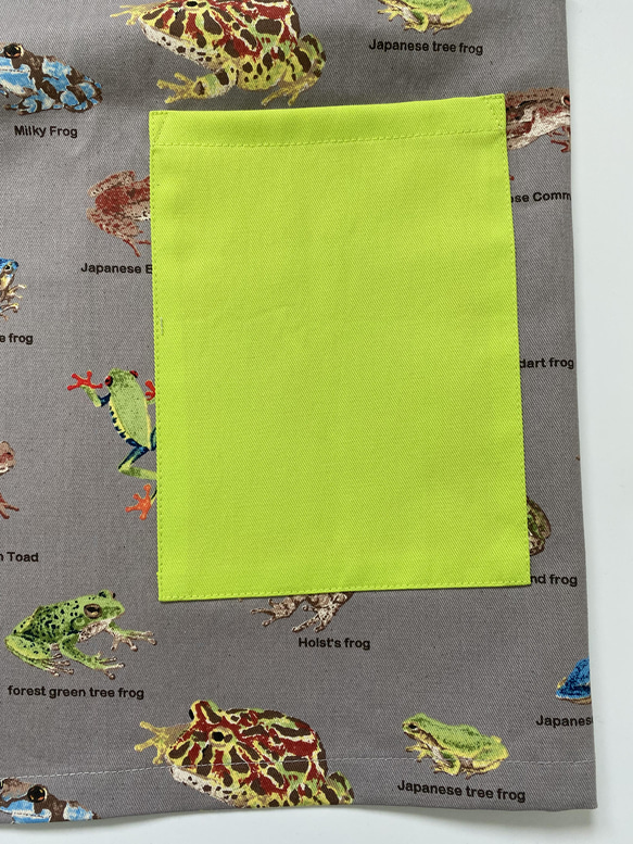 カラフルなカエル柄☆100〜110サイズこどもエプロン、三角巾、巾着3点セット 4枚目の画像