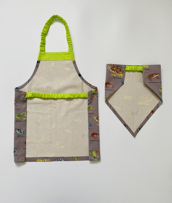 カラフルなカエル柄☆100〜110サイズこどもエプロン、三角巾、巾着3点セット 3枚目の画像