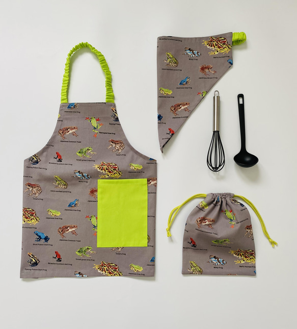 カラフルなカエル柄☆100〜110サイズこどもエプロン、三角巾、巾着3点セット 1枚目の画像