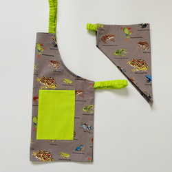 カラフルなカエル柄☆100〜110サイズこどもエプロン、三角巾、巾着3点セット 2枚目の画像