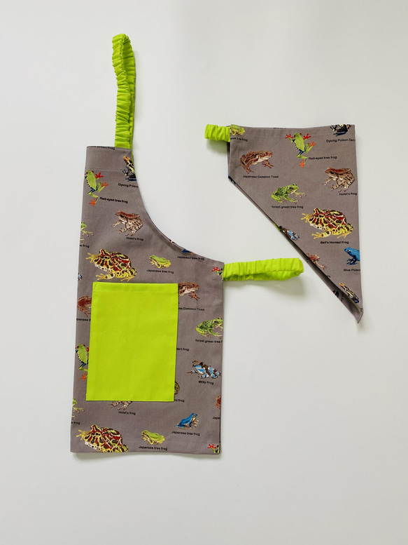 カラフルなカエル柄☆100〜110サイズこどもエプロン、三角巾、巾着3点セット 2枚目の画像
