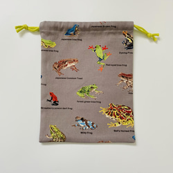 カラフルなカエル柄☆100〜110サイズこどもエプロン、三角巾、巾着3点セット 8枚目の画像