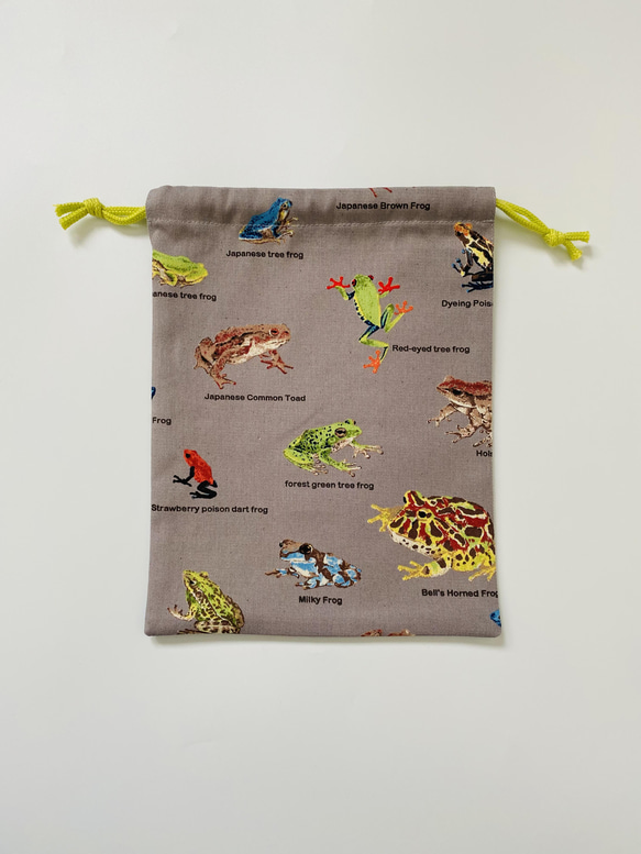 カラフルなカエル柄☆100〜110サイズこどもエプロン、三角巾、巾着3点セット 8枚目の画像