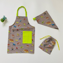いろんな恐竜120〜130子供エプロン、三角巾、巾着の3点セット 水色