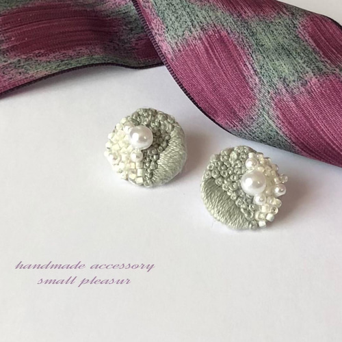 グレーでオシャレ見え♪ビーズ刺繍ピアス/イヤリング ピアス（スタッド
