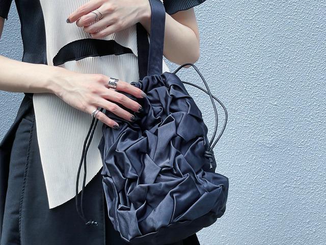 アートなシワ加工｜黒の巾着バッグ Mサイズ
