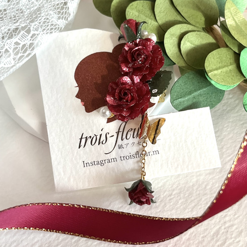 片耳用】紙薔薇が咲きほこる イヤーカフ ゆらゆら 蝶々 左耳 バラ