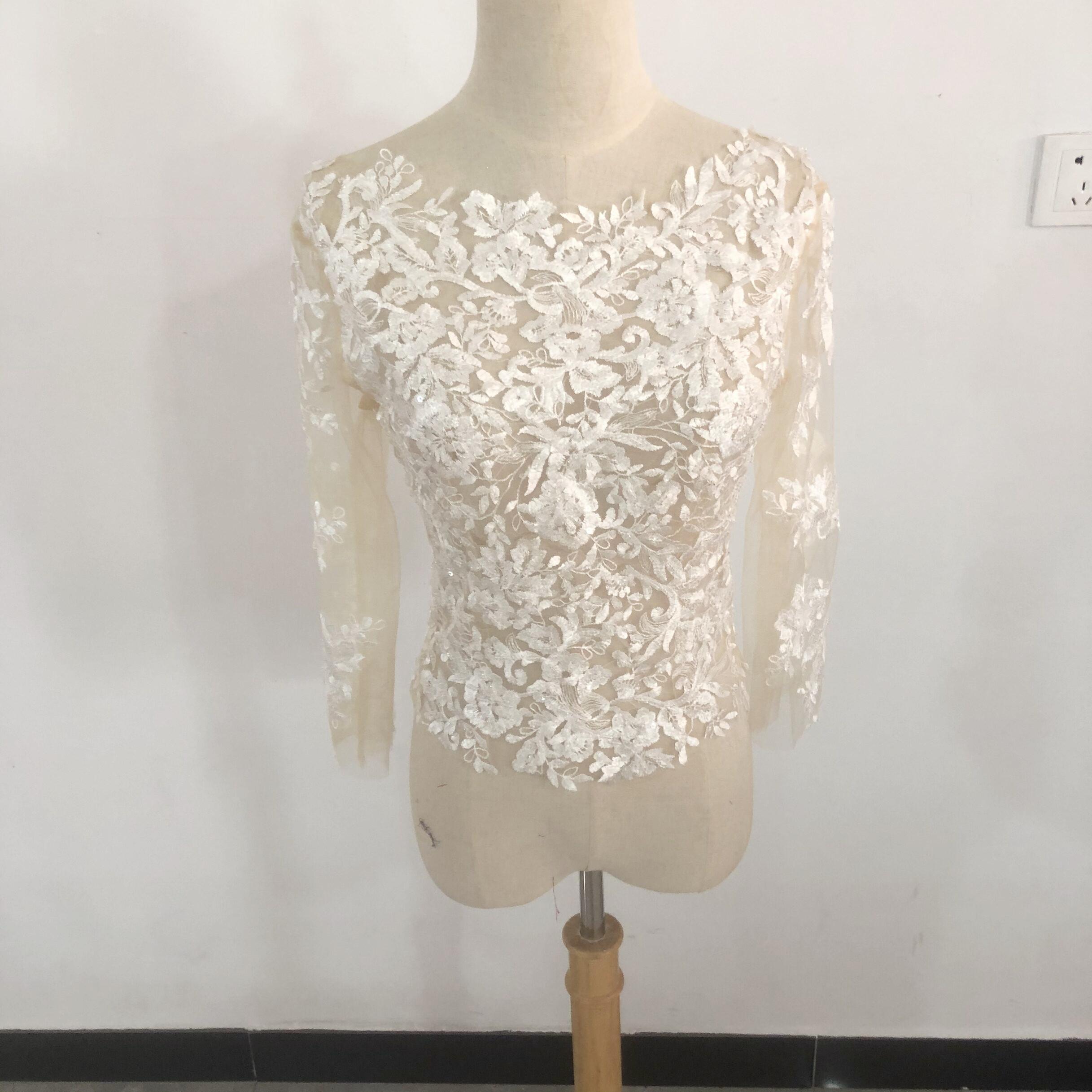 クルーネック 　トップス  背中見せVライン 上品透け袖 3D立体レース刺繍 くるみボタン 長袖