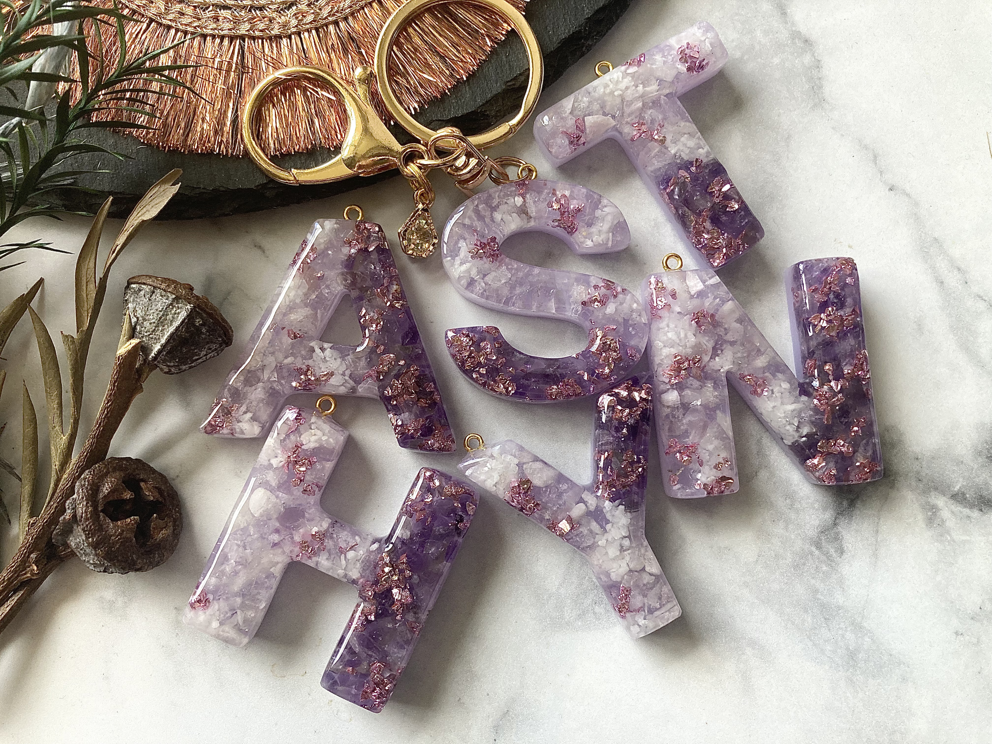 宝石☆purple レジンイニシャルキーホルダー キーホルダー yu