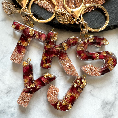 レジンイニシャルキーホルダー antique rose♡レジンイニシャルキーホルダー キーホルダー yu