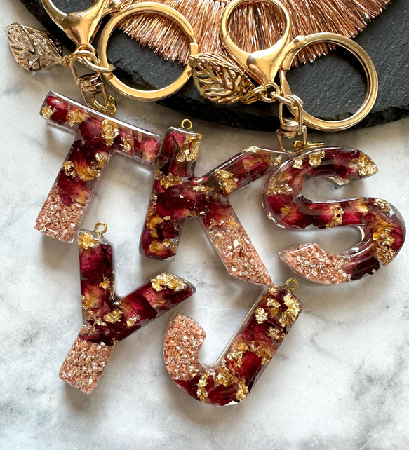 antique rose♡レジンイニシャルキーホルダー キーホルダー yu