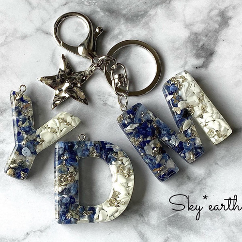 天然石☆カイヤナイト レジンイニシャルキーホルダー キーホルダー yu