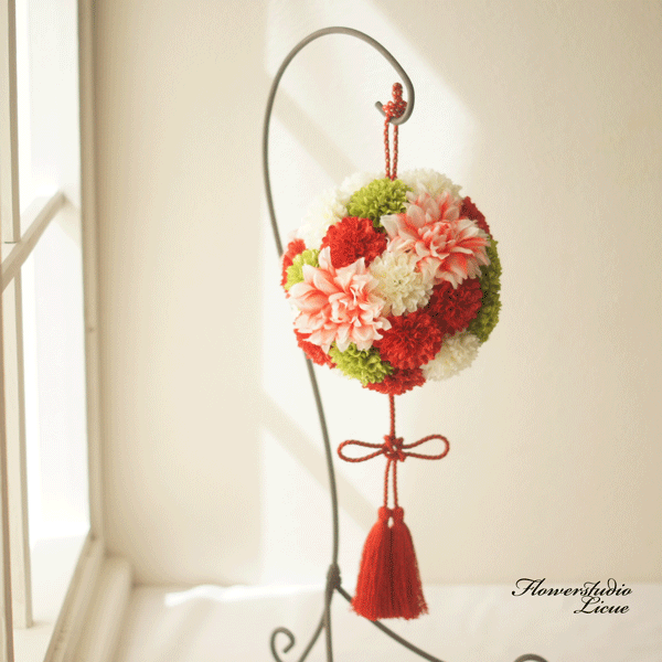 ダリアとマムの和風のボールブーケ(赤&白&グリーン）お着物に合わせてオーダー承ります♪