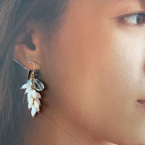 14kgf*アクアマリンと白珊瑚のしゃらしゃらピアス／イヤリング*天然石 ピアス（フック・チェーン） marimello  通販｜Creema(クリーマ) 13550891
