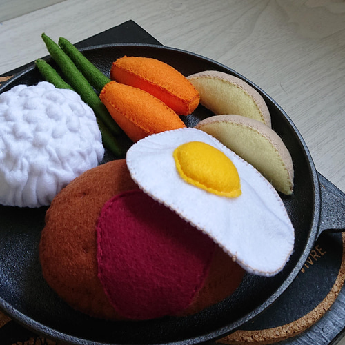 人気デザイナー 受注制作】フェルト おままごと レストランシリーズ ハンバーグ 羊毛フェルト