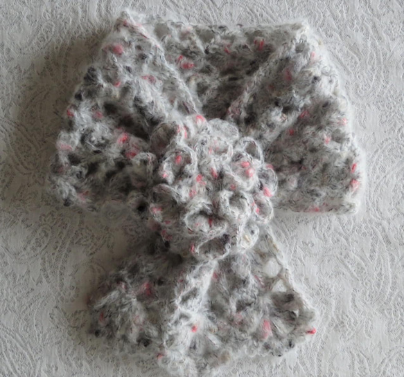 かぎ針編みの花モチーフ付きプチストール ネップ入りファンシーヤーン